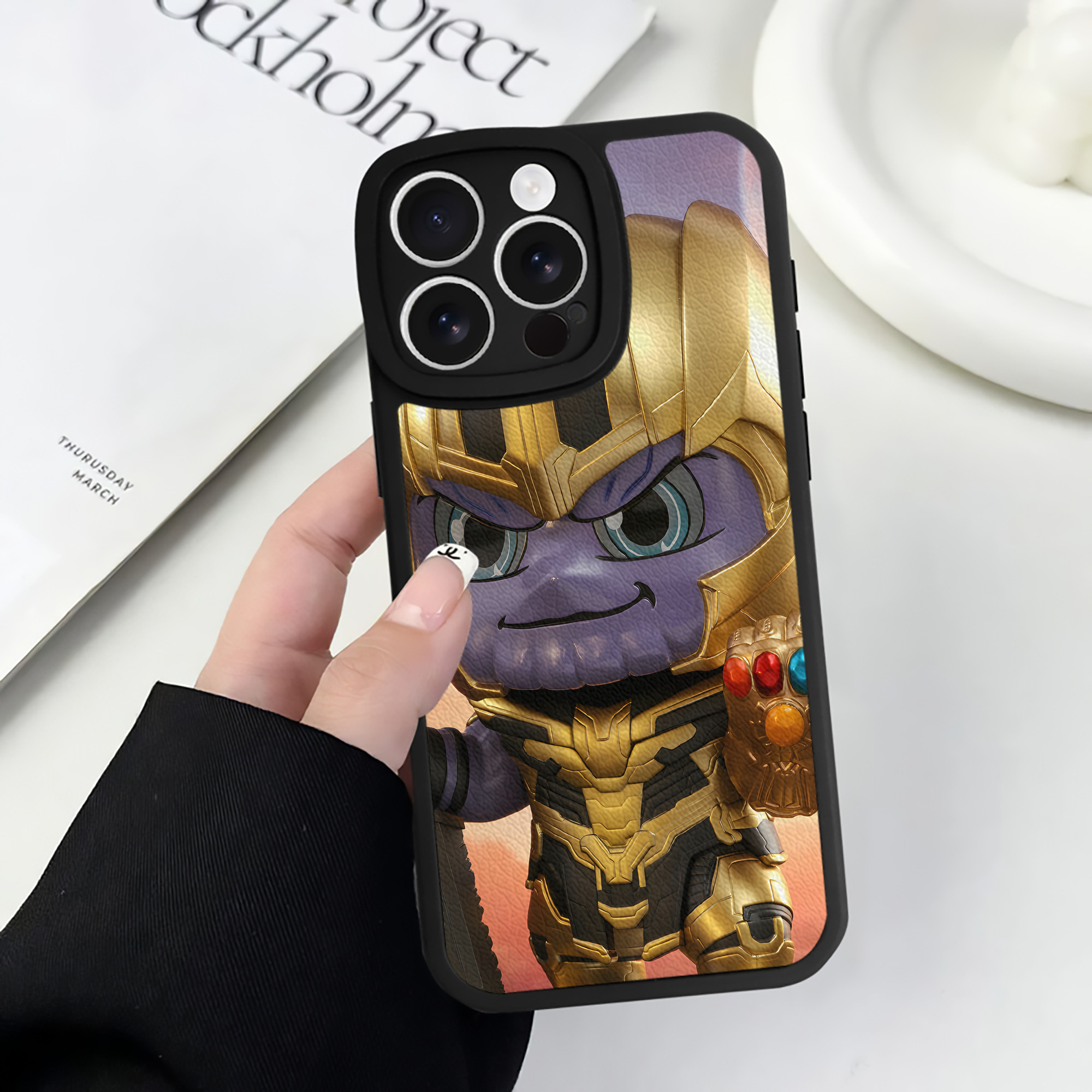 （画像用） アベンジャーズ The Avengers 【iPhone 16シリーズ対応】シリコンスマホケース（レザー調） 材質：シリコン